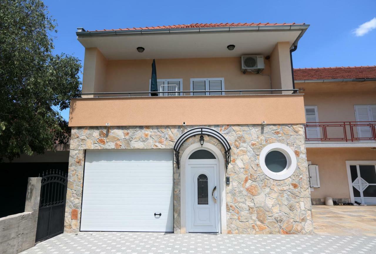 Apartman Delux Brkić Apartment Lozovac Bagian luar foto